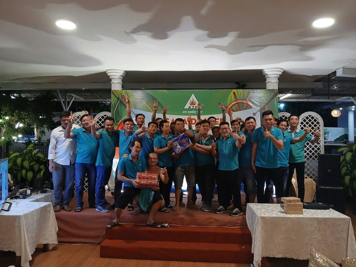 Chương trình Gala Dinner dành cho đoàn doanh nghiệp kết hợp dùng tiệc, giao lưu và các hoạt động sân khấu.