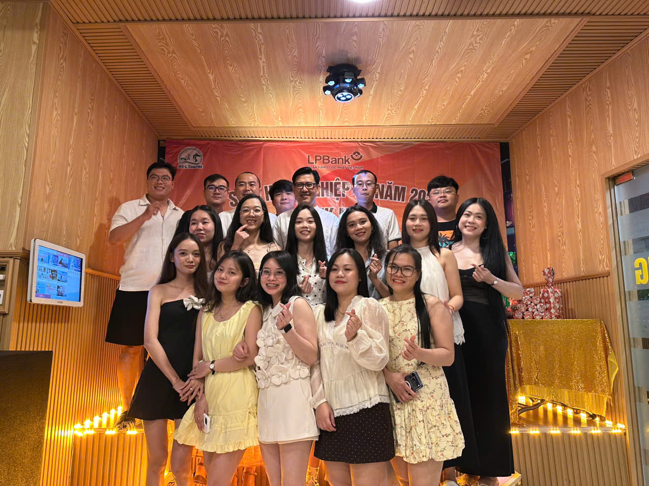 Khoảnh khắc giao lưu trong đêm Gala Dinner do H&L Tourist tổ chức