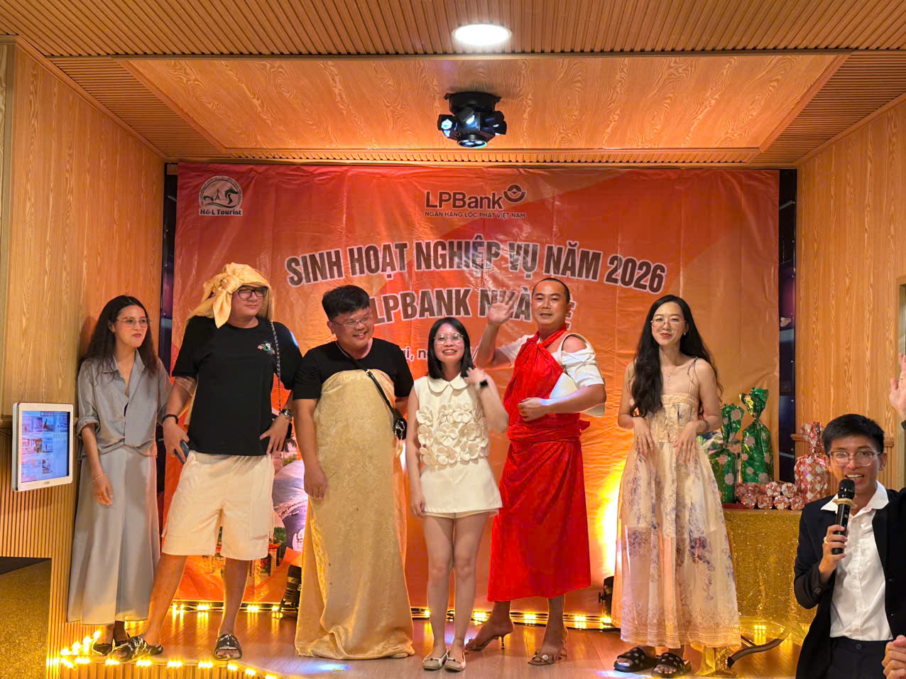 Khoảnh khắc giao lưu trong đêm Gala Dinner do H&L Tourist tổ chức.