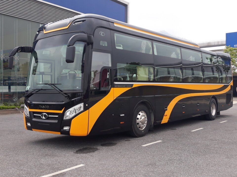 Xe du lịch 45 chỗ H&L Tourist tại TP.HCM