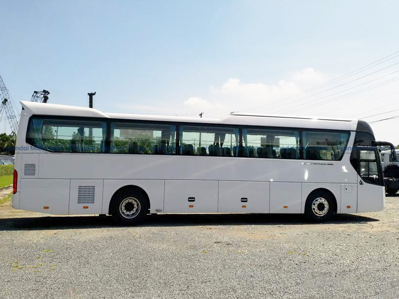 Không gian xe sạch sẽ, ghế ngồi êm ái, mang đến hành trình thoải mái trên mọi cung đường.